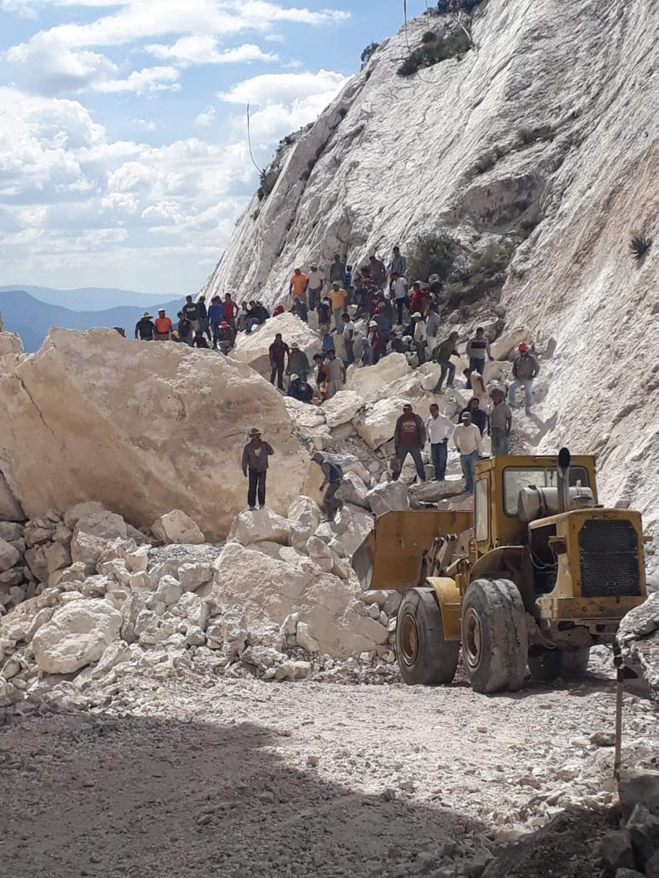 De acuerdo con los datos obtenidos, se conoce que el derrumbe ocurrió alrededor de las 13:30 horas en el momento que un vehículo transitaba por uno de los caminos que rodean la mina, causando el desgajamiento del cerro, señala un comunicado del gobierno de Hidalgo. (NOTIMEX)
