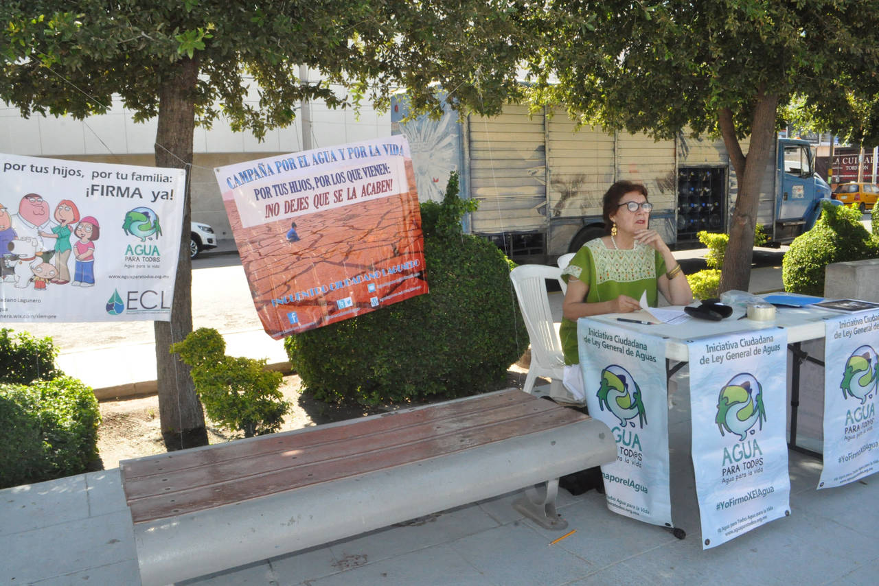 Campaña. Encuentro Ciudadano Lagunero recolectó ayer firmas de ciudadanos por el agua. (FABIOLA P. CANEDO)