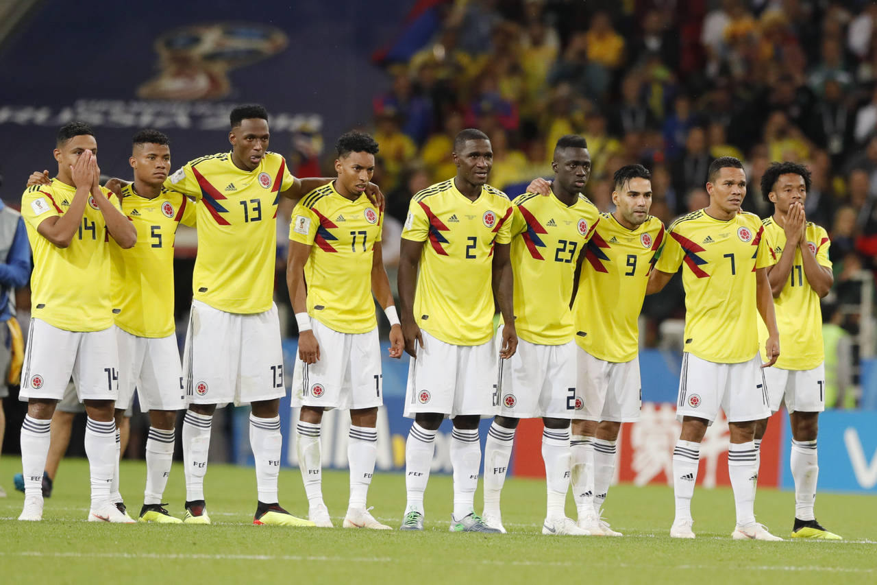 Los jugadores de Colombia se abrazan durante la tanda de penales que sentenció su eliminación en los octavos de final de la Copa del Mundo. (AP)