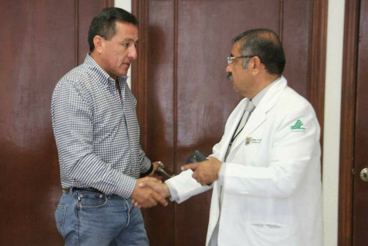 Acuerdos. El alcalde de Matamoros, Juan Carlos Ayup, saluda al titular del Hospital Integral, Antonio Valenzuela Cota. (EL SIGLO DE TORREÓN/ROBERTO ITURRIAGA