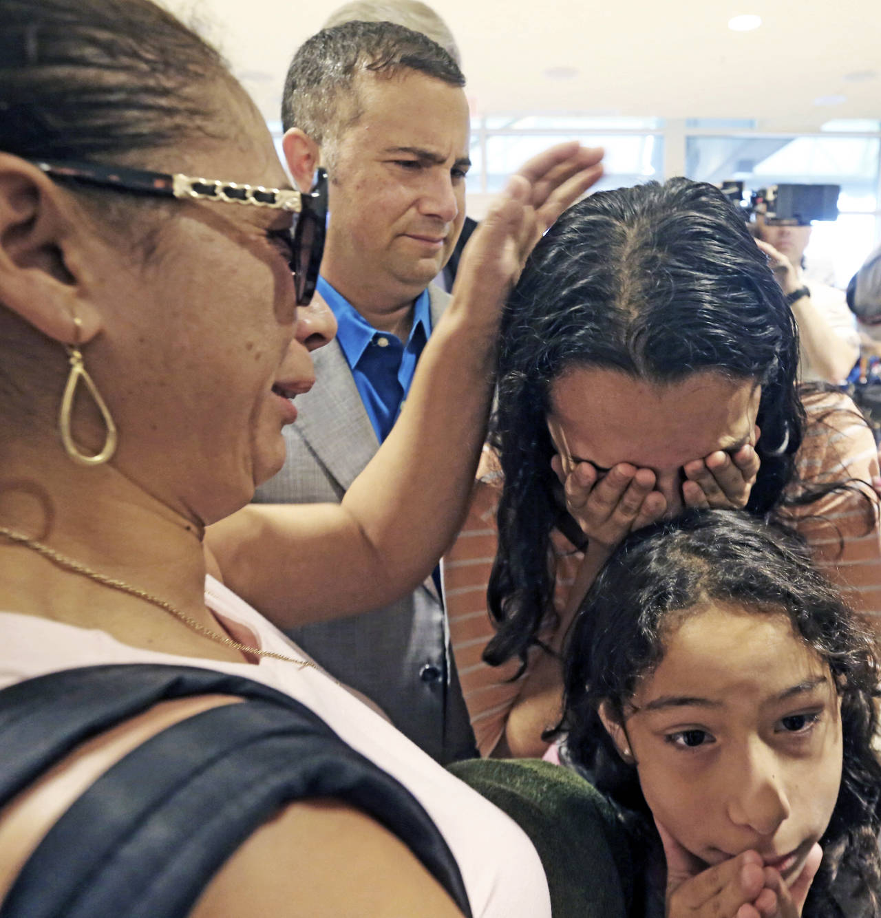 Doloroso. Alejandra Juárez (Izq.), deportada de EU, tuvo que dejar a sus hijas y a su marido.