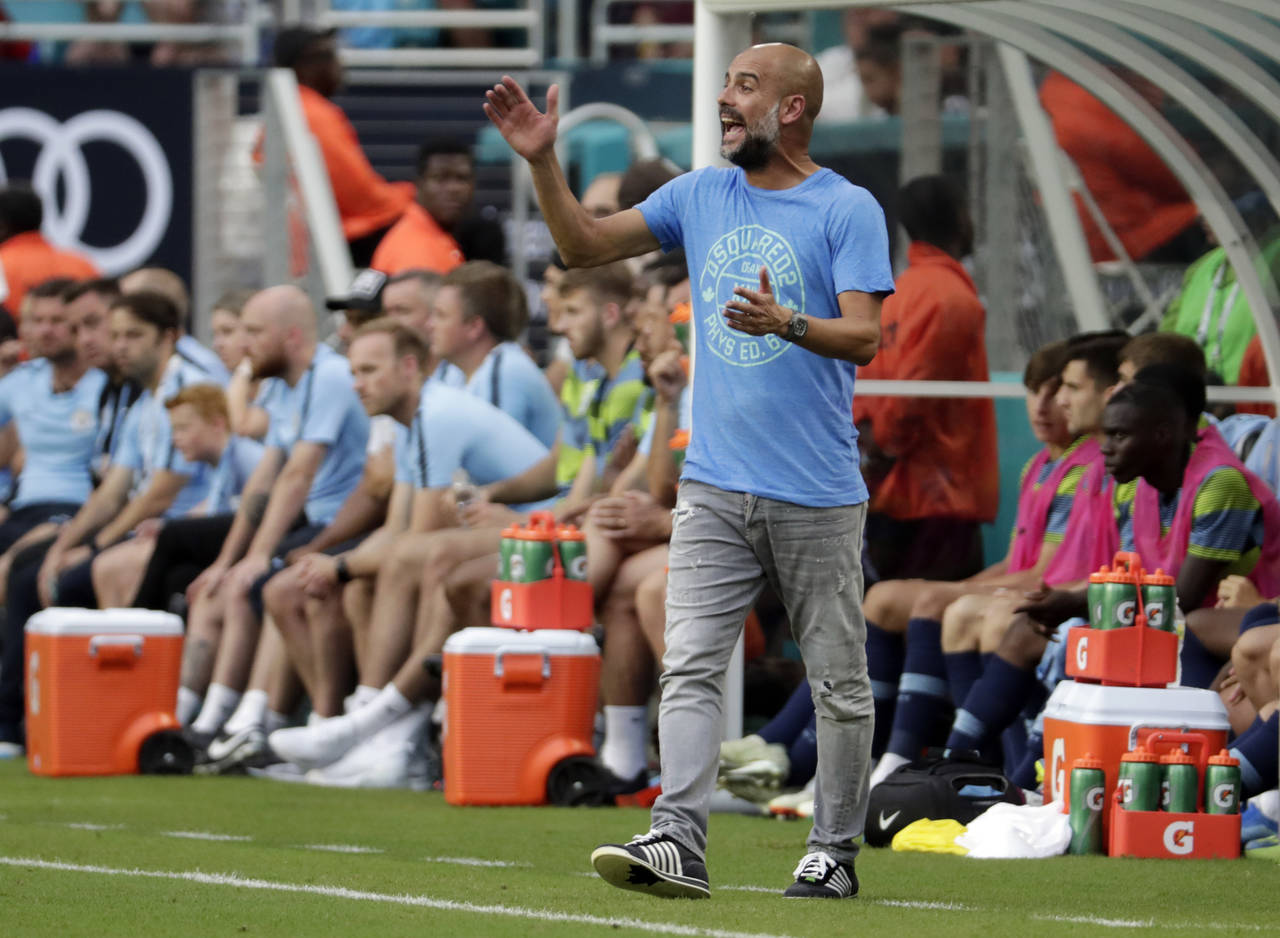 El técnico del Manchester City, Pep Guardiola, durante un partido de la Copa de Campeones contra Bayern Múnich en Miami. Manchester City aún busca opciones para el mediocampo