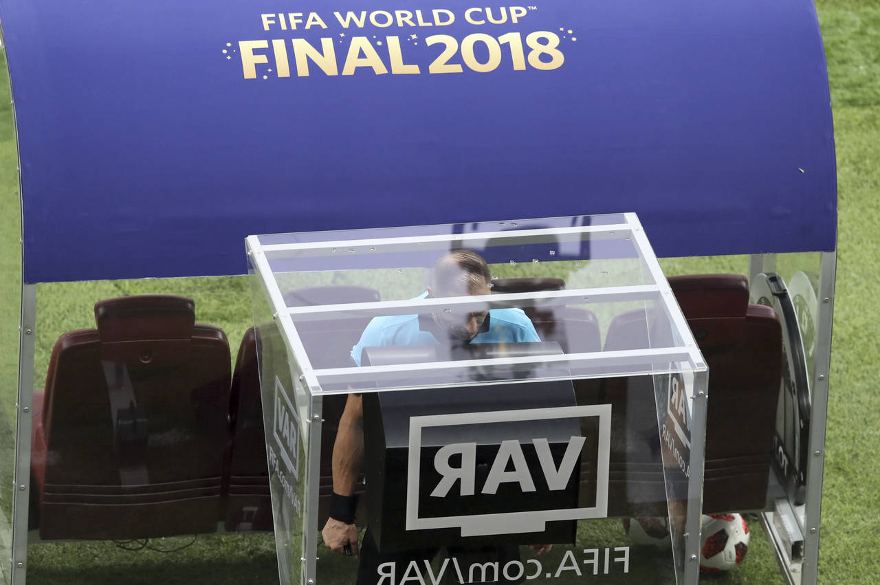 El árbitro argentino, Néstor Pitana, revisa el VAR antes de conceder un tiro penal durante la final de la Copa del Mundo 2018.