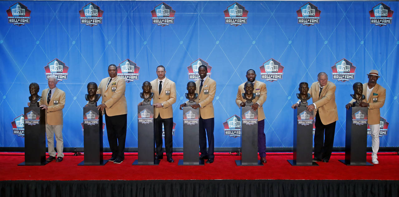 De izquierda a derecha, Bobby Beathard, Robert Brazile, Brian Urlacher, Randy Moss, Ray Lewis, Jerry Kramer y Brian Dawkins, los nuevos integrantes del Salón de la Fama de la NFL, además de Terrell Owens. (AP)