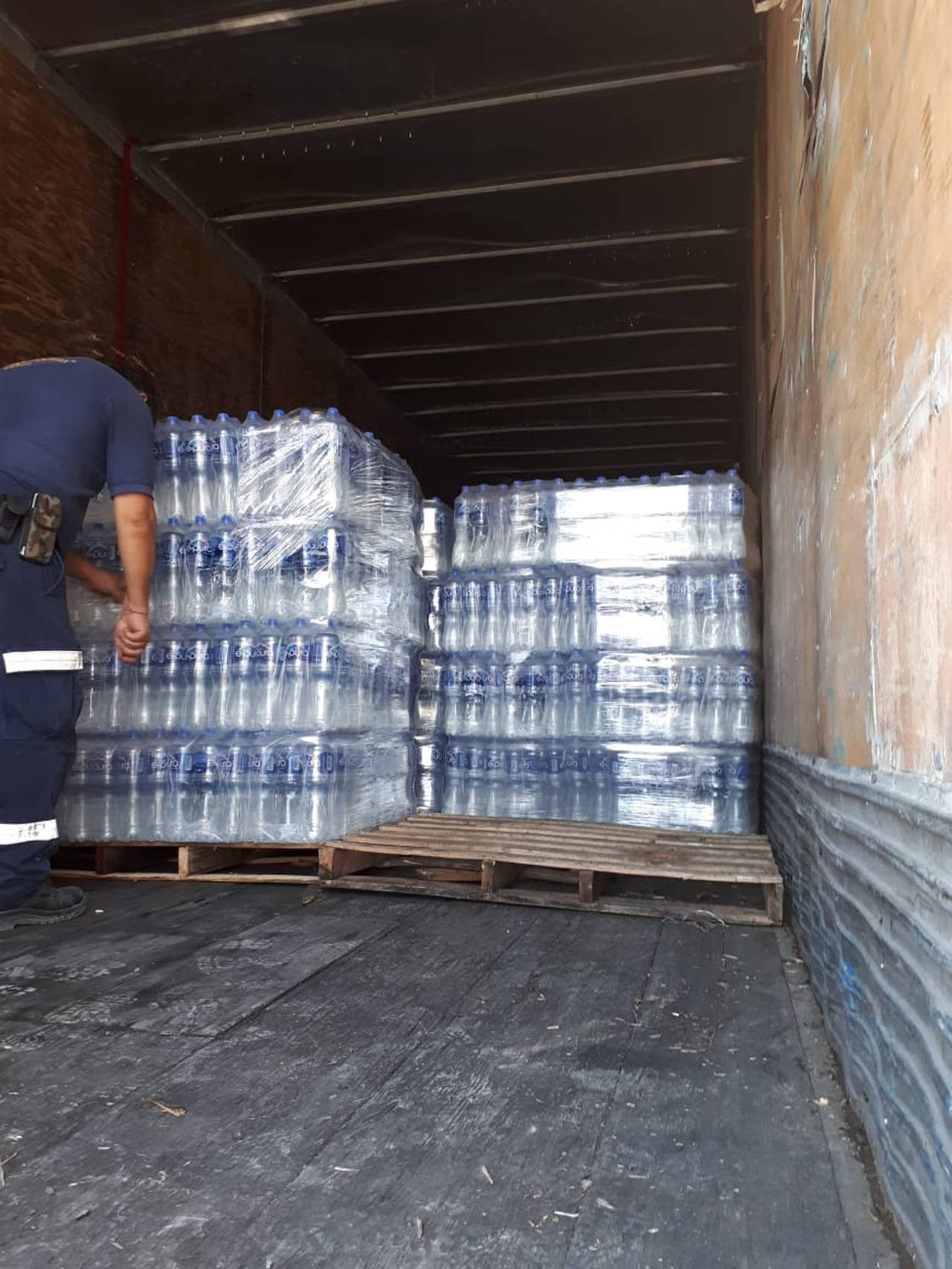Auxilio. Las autoridades federales entregaron un total de 22 mil litros de agua y cinco mil 600 despensas.