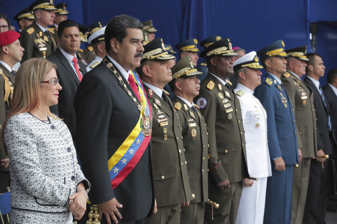 El Gobierno venezolano informó que Maduro fue víctima la tarde del sábado de un atentado con 'artefactos voladores de tipo dron que contenían una carga explosiva', del que salió ileso, y que dejó 7 personas heridas. (AP) 
