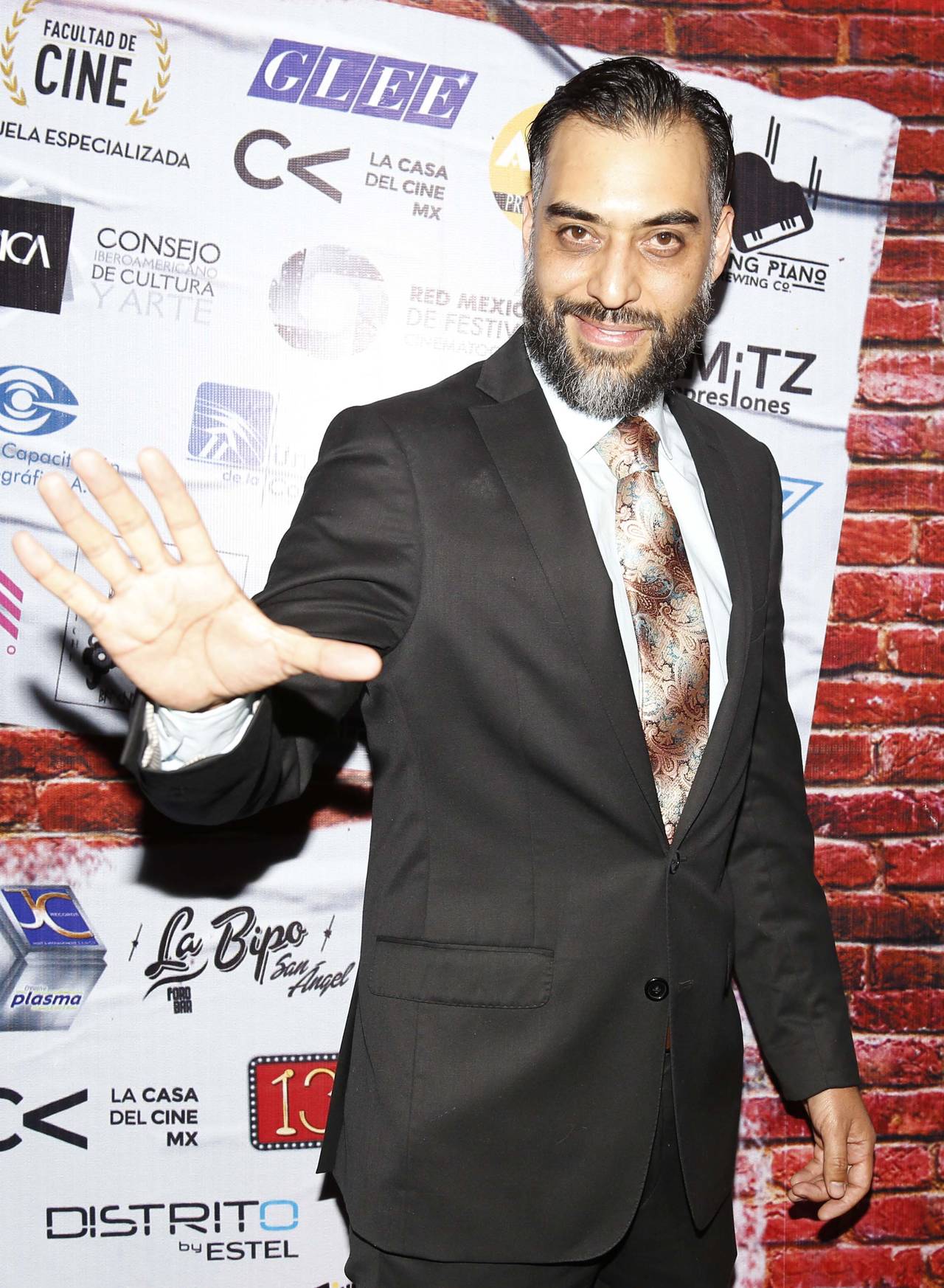 Personaje. El actor Ramón Medina deja de lado a los personajes mafiosos, ahora sufrirá de amor en Cena para tres. (EL UNIVERSAL)