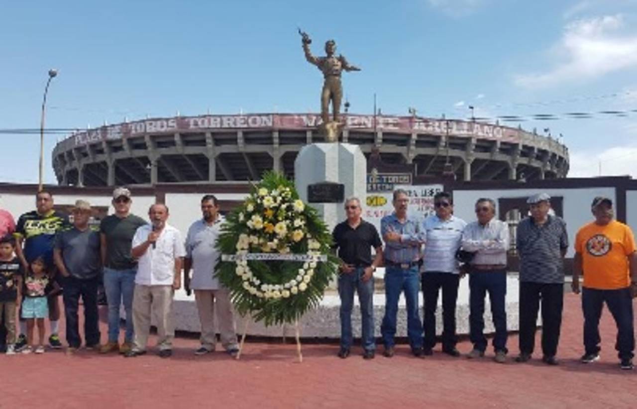 Niños y adultos por igual, se dieron cita al pie de la escultura para ofrecer el tradicional adorno floral. (Especial)