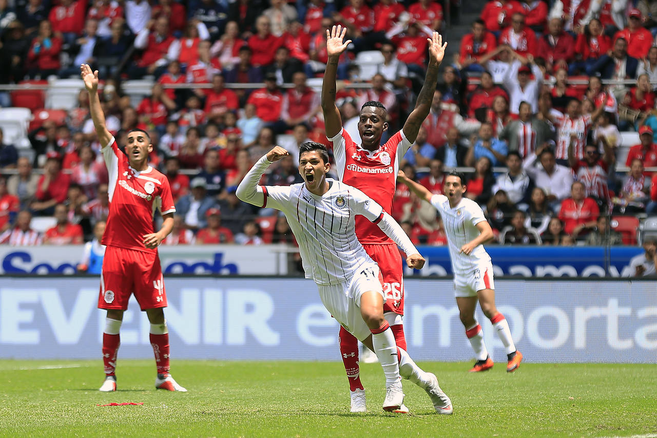 Ángel Zaldívar celebra luego de marcar el primer tanto del juego; el delantero anotó los dos goles de las Chivas. Toluca y Chivas firman empate a dos