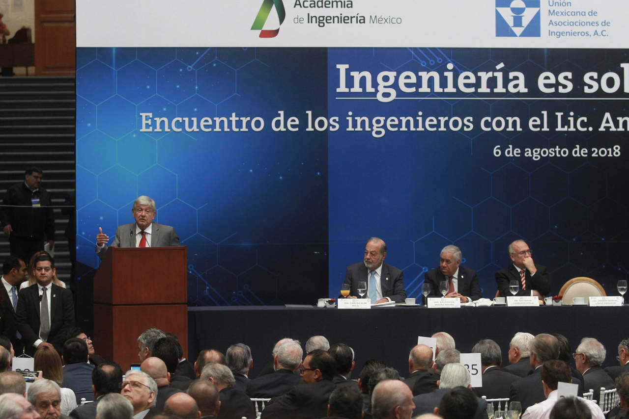 Al reunirse con ingenieros civiles, López Obrador reiteró su propuesta de impulsar 25 proyectos prioritarios, incluyendo terminar programas que están hoy en marcha, como el tren a Toluca y los 52 hospitales que, precisó el morenista,  siguen en obras. (NOTIMEX)