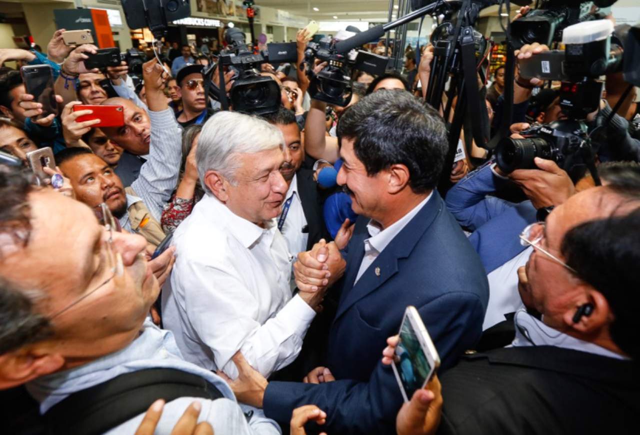Al responder a medios de comunicación indicó que se siente bien de haber llegado a Chihuahua, especialmente a Ciudad Juárez, lugar donde inició su campaña presidencial. (ESPECIAL)