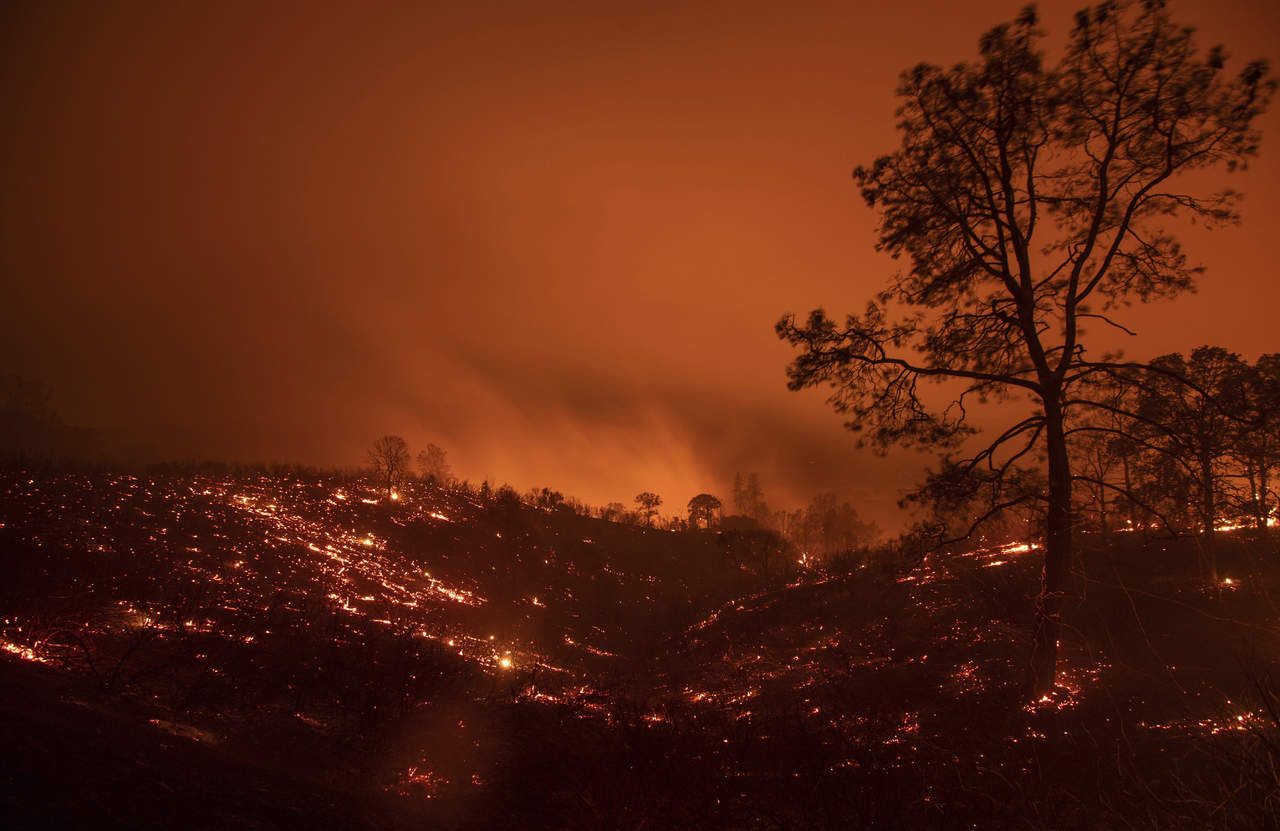 Los incendios, separados por unos cuántos kilómetros de distancia y conocidos como el Complejo Mendocino, son considerados un solo incidente. Comenzaron a arder el 27 de julio y abarcan un área del tamaño de Los Ángeles. (AP)