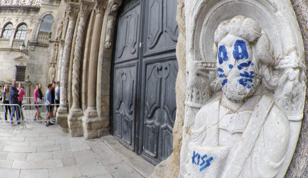 Las autoridades revisan las cámaras municipales y de la Catedral para identificar al autor de los hechos. En estas fechas hay un aumento de afluencia turística y se activa un dispositivo especial de colaboración.
