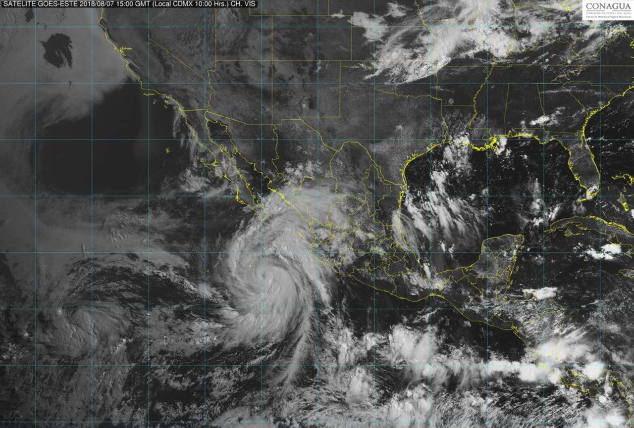 El Servicio Meteorológico Nacional (SMN) informó que el huracán John se incrementó a categoría 2 en escala de Saffir-Simpson con vientos máximos sostenidos de 165 kilómetros por hora (km/h), rachas de 205 km/h y desplazamiento al noroeste a 15 km/h. (TWITTER)