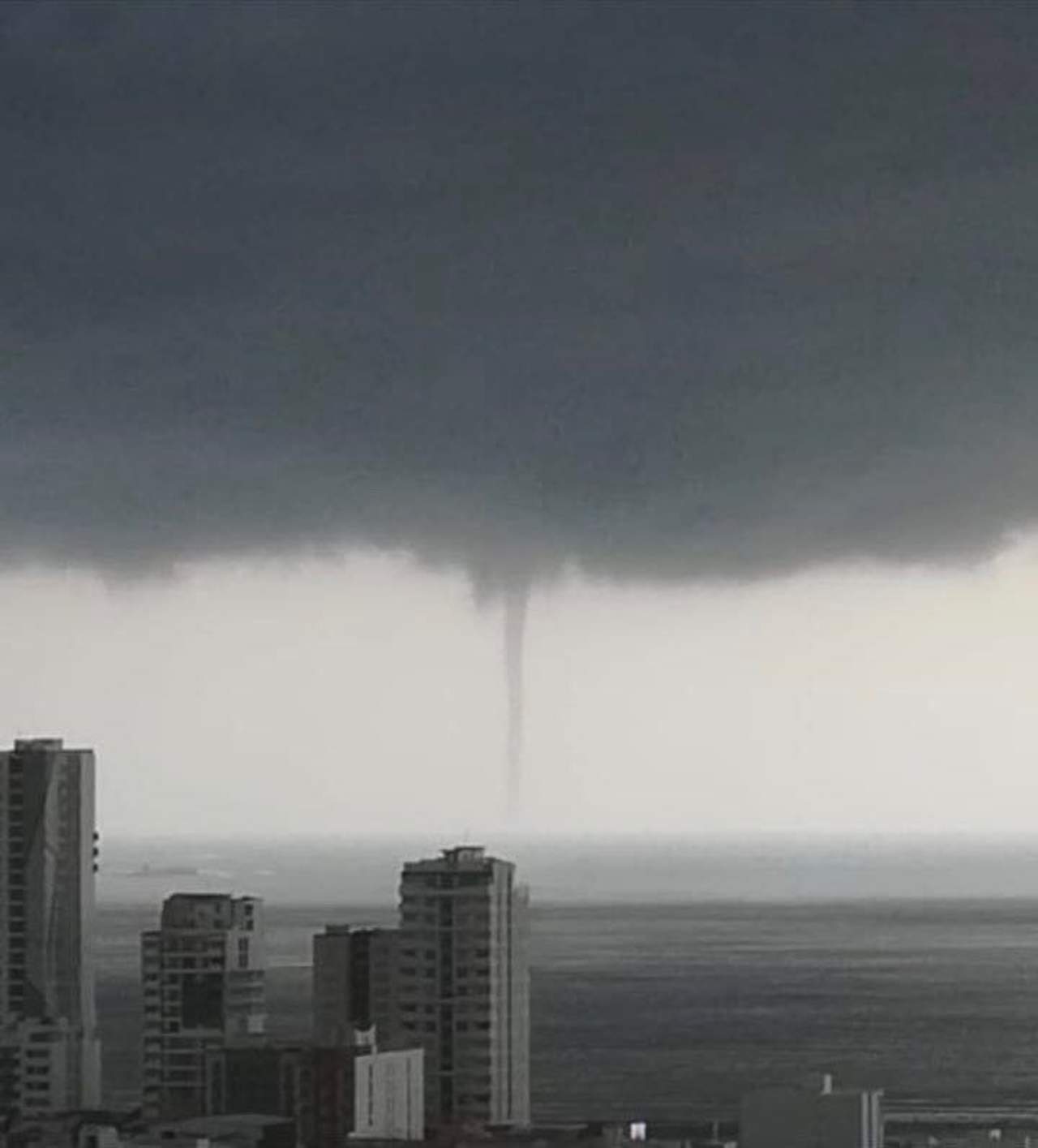 El fenómeno meteorológico ocurrió casi frente a la llamada Isla de Sacrificios, donde se formó una gran tromba marina con su embudo y torbellino que se pudo apreciar desde distintas partes del malecón de la zona turística. (ESPECIAL)