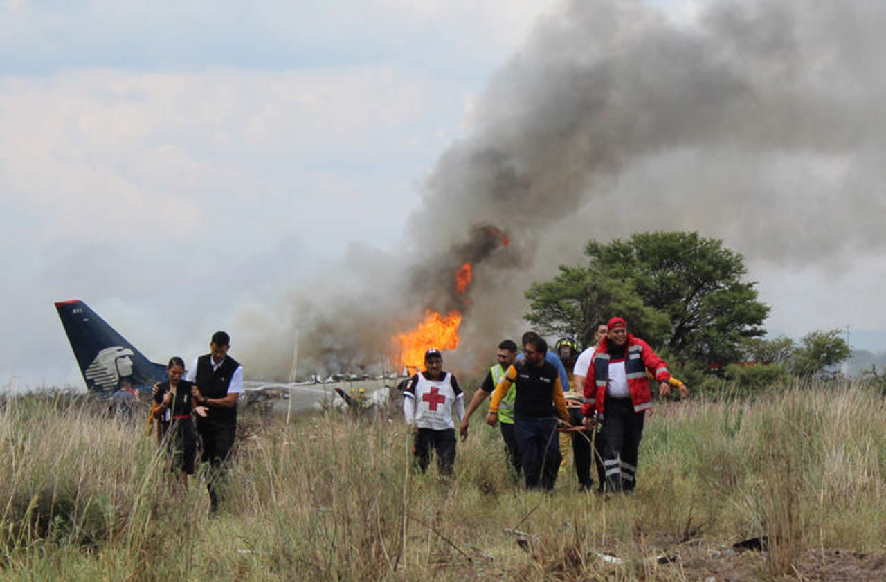 Las 103 personas que iban a bordo sobrevivieron al evacuar el avión antes de que se incendiara. (ARCHIVO)