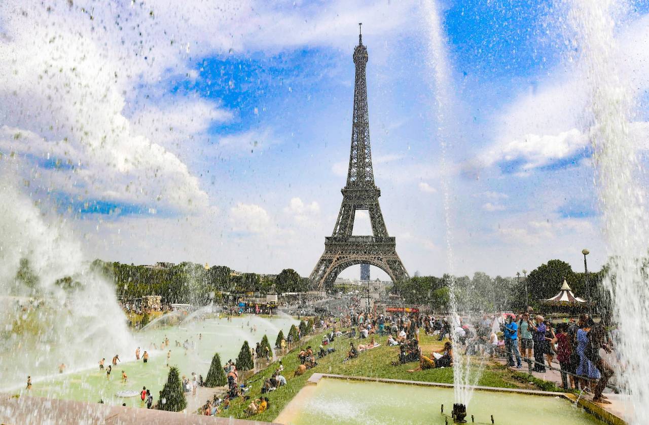 Fuentes. La alerta incluye la región de París, donde ayer personas se bañaron en las fuentes del Trocadero para refrescarse. (EFE)