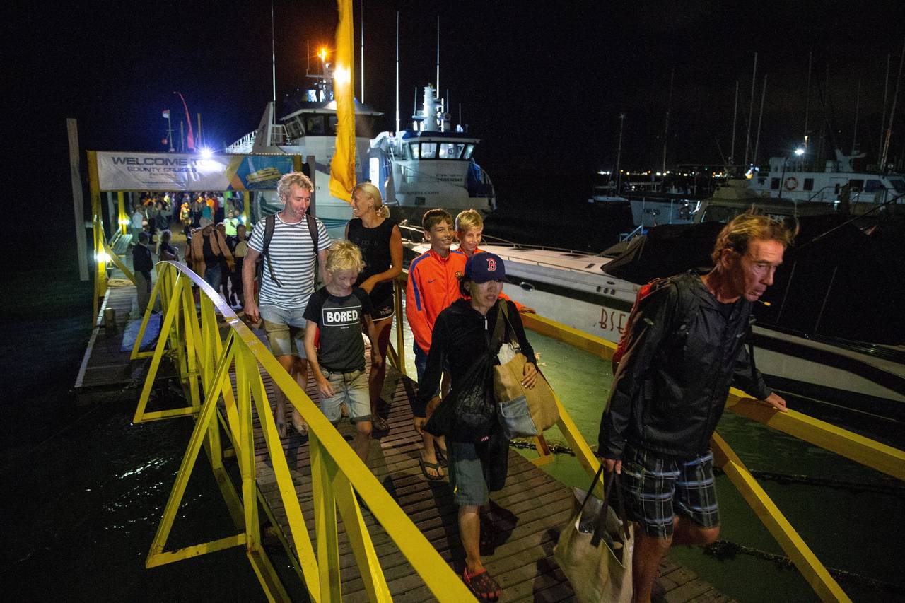 Traslado. Unos 7 mil turistas han sido trasladados en barco desde las islas Air, Meno y Trawangan. (EFE)