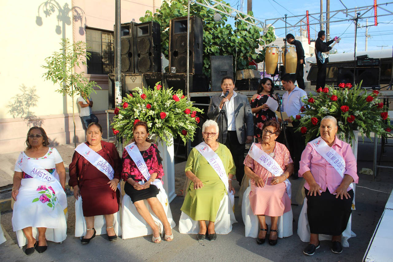Celebración. Coronan a la nueva reina de la tercera edad en el municipio de San Pedro. (EL SIGLO DE TORREÓN/ROBERTO ITURRIAGA)