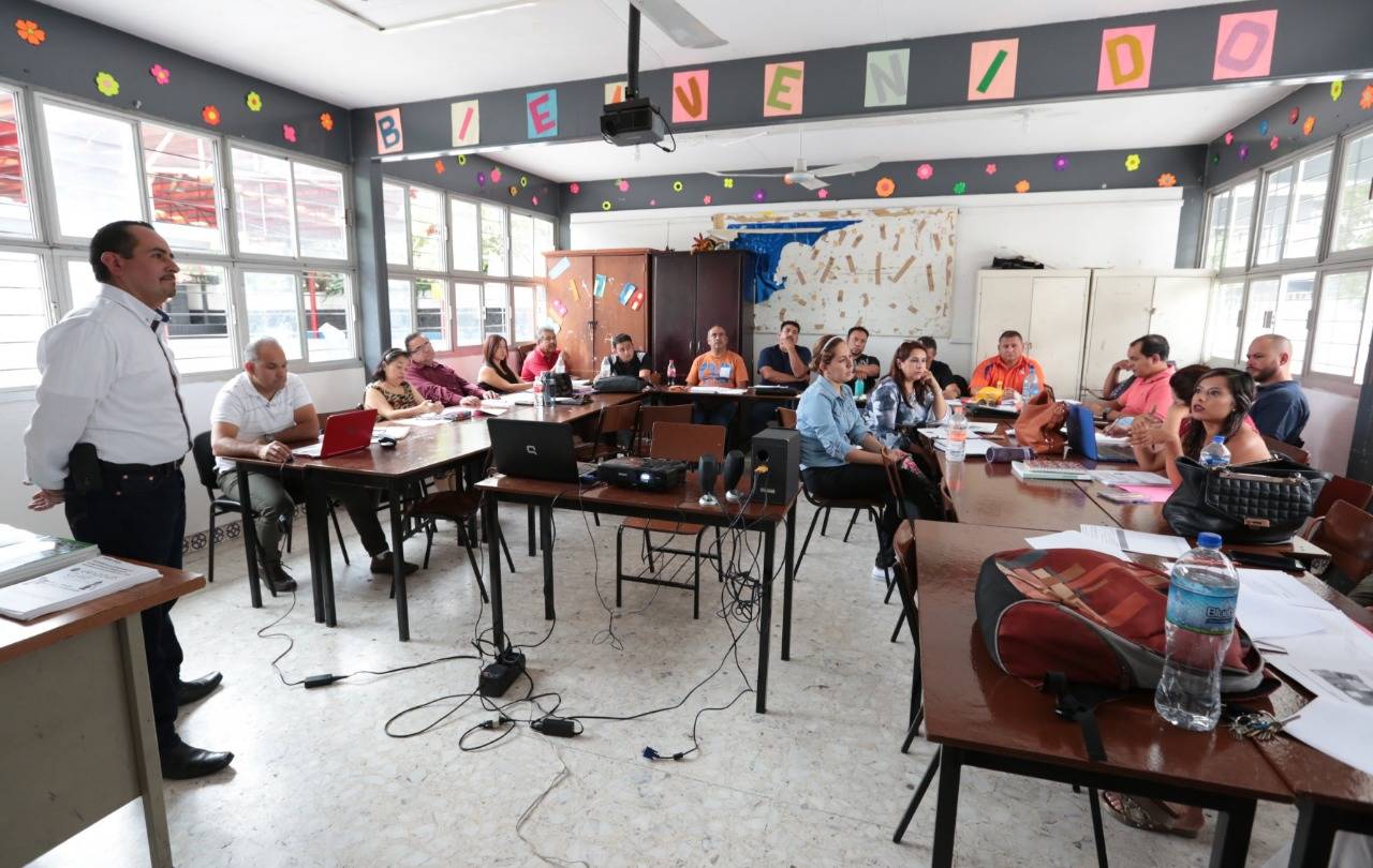 Trabajo. Analizan la nueva propuesta curricular 'Aprendizajes Clave para la Educación Integral'.