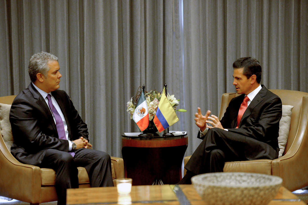 Peña Nieto felicita a nuevo presidente de Colombia