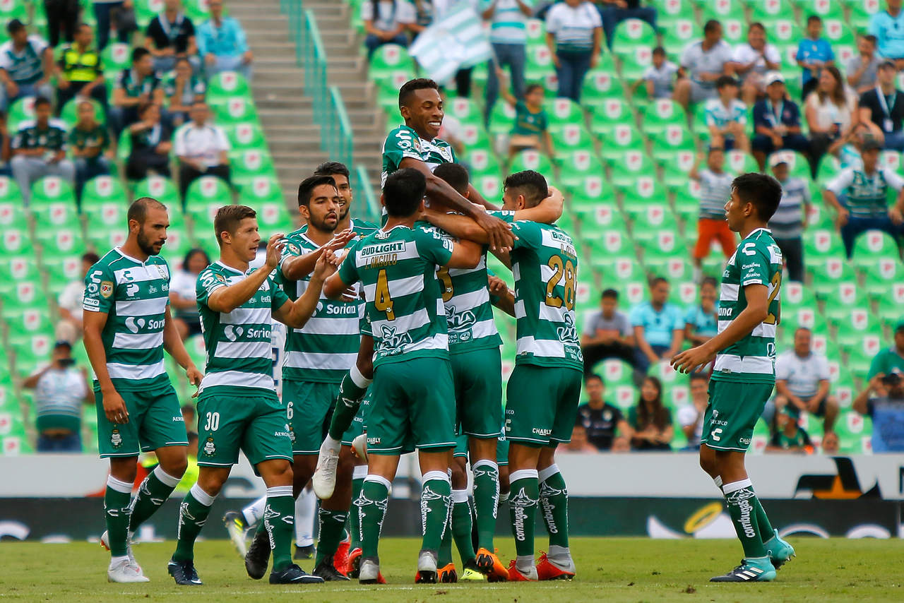Ayrton Preciado celebra con sus compañeros tras anotar su gol. (Jam Media) 