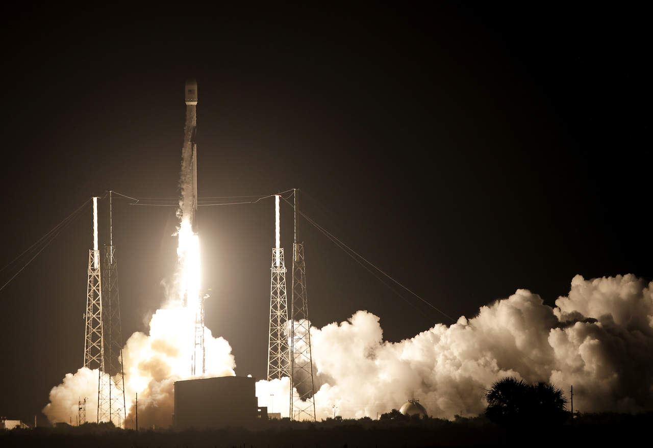 El Falcon 9 es un cohete de dos etapas impulsado por oxígeno líquido y queroseno para cohetes densificado. (AP)