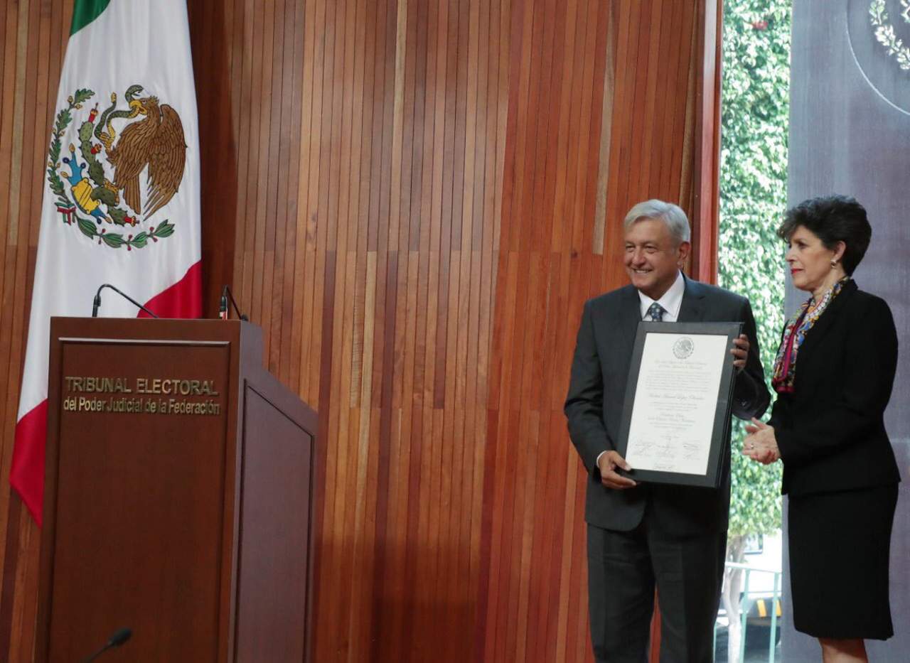 López Obrador recibió hoy la constancia de mayoría. (TWITTER) 