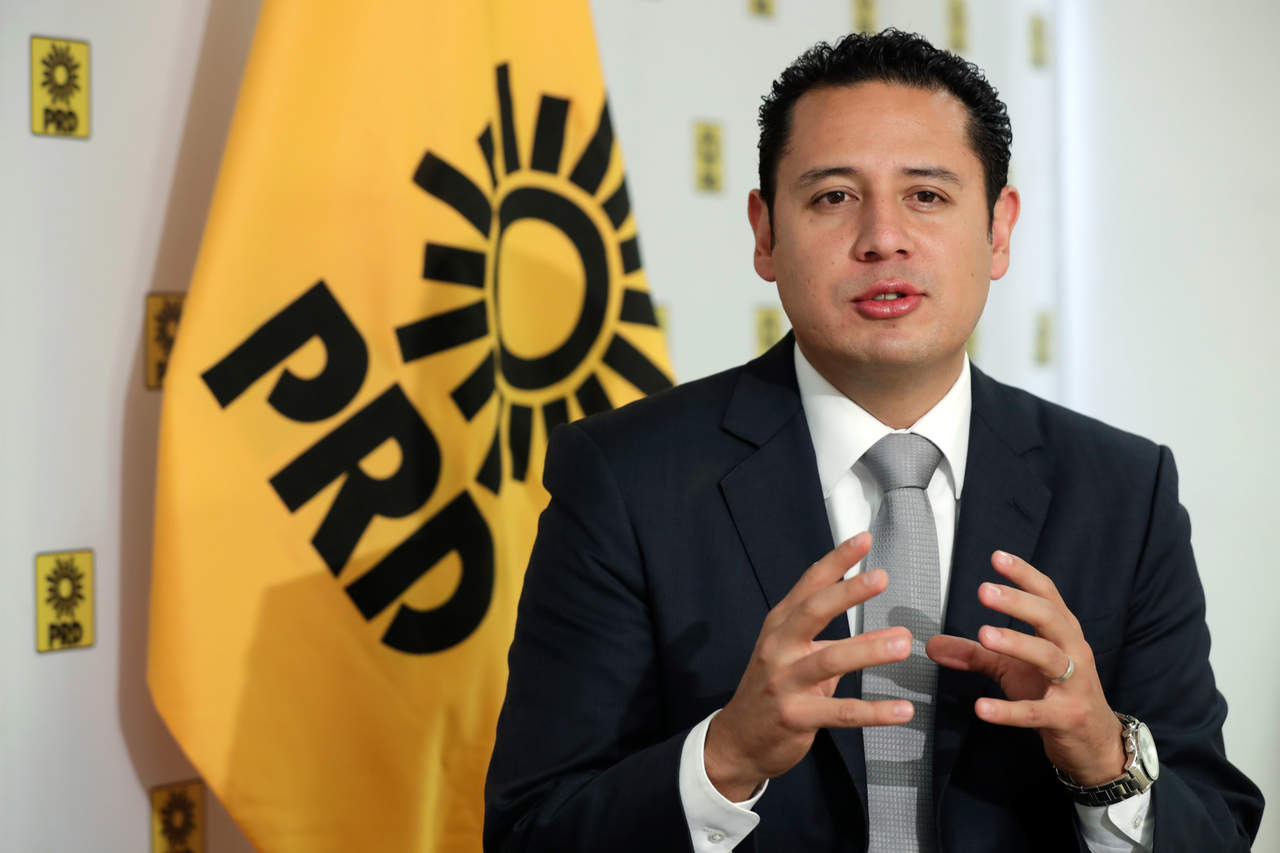 El secretario general del PRD sostuvo que el pacto entre López Obrador y Peña Nieto significa que el primero no cargue con el asunto político de que sea liberada la profesora durante su gobierno. (ARCHIVO)