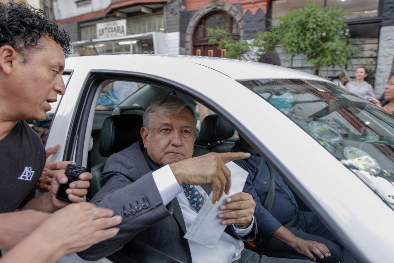 Al salir de la casa de transición ubicada en la colonia Roma, López Obrador fue abordado por los representantes de los medios de comunicación sobre su posible encuentro con Peña Nieto. (NOTIMEX)