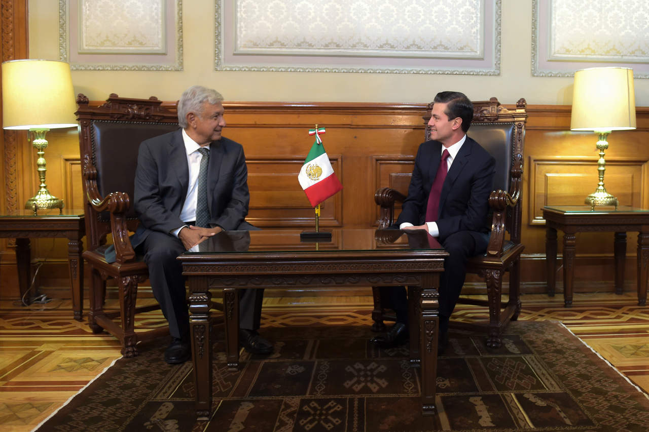 De acuerdo con el diario Reforma, quien cita a fuentes de la Presidencia, Peña Nieto y su sucesor acordaron reunirse en el Palacio Nacional el jueves en punto de las 18 horas. (ARCHIVO)