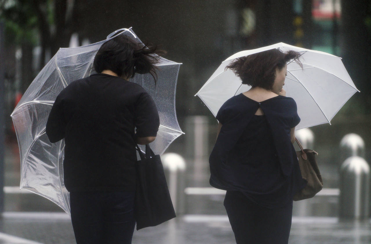 Amenaza. El tifón Shanshan se aproxima a Japón y lo amenaza con fuertes lluvias y deslaves. (AP)
