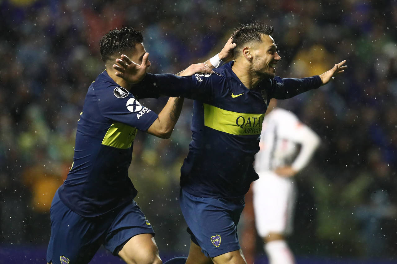 Mauro Zárate (d) celebra un gol junto a su compañero Cristian Pavón. Boca derrota a Libertad en la Bombonera