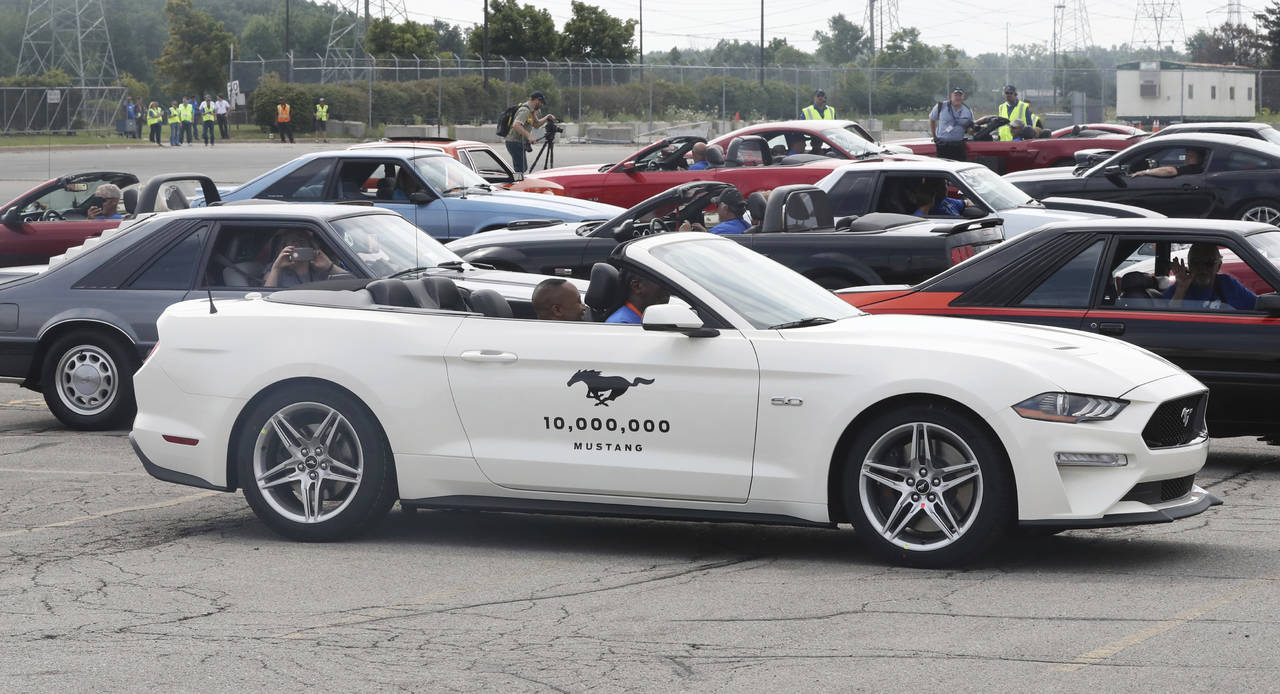 Fiesta. La producción del Mustang número 10 millones, del automóvil deportivo más vendido en EU se festejó ayer. (ARCHIVO)