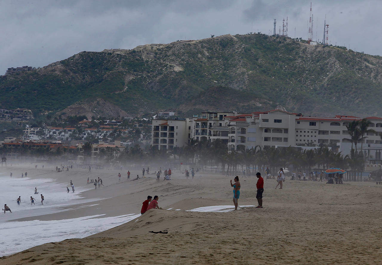 Alerta. Se mantiene la alerta en la playa, ante oleaje elevado. (EFE)