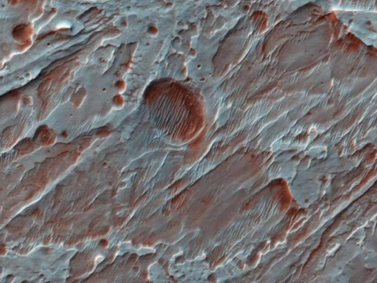 Capturó imágenes del cráter Roddy, en Marte, área que aloja varios abanicos aluviales. (NASA)