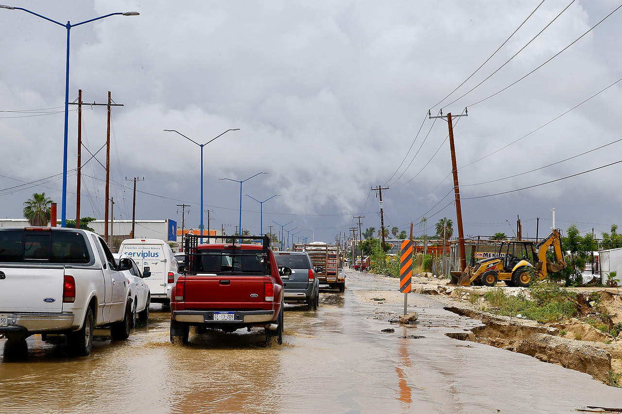 La Comisión Nacional del Agua (Conagua) informó la tormenta tropical John, que se localiza frente a la costa occidental de Baja California Sur, con movimiento hacia el noroeste, genera lluvias en la mayor parte de la entidad. (EFE)