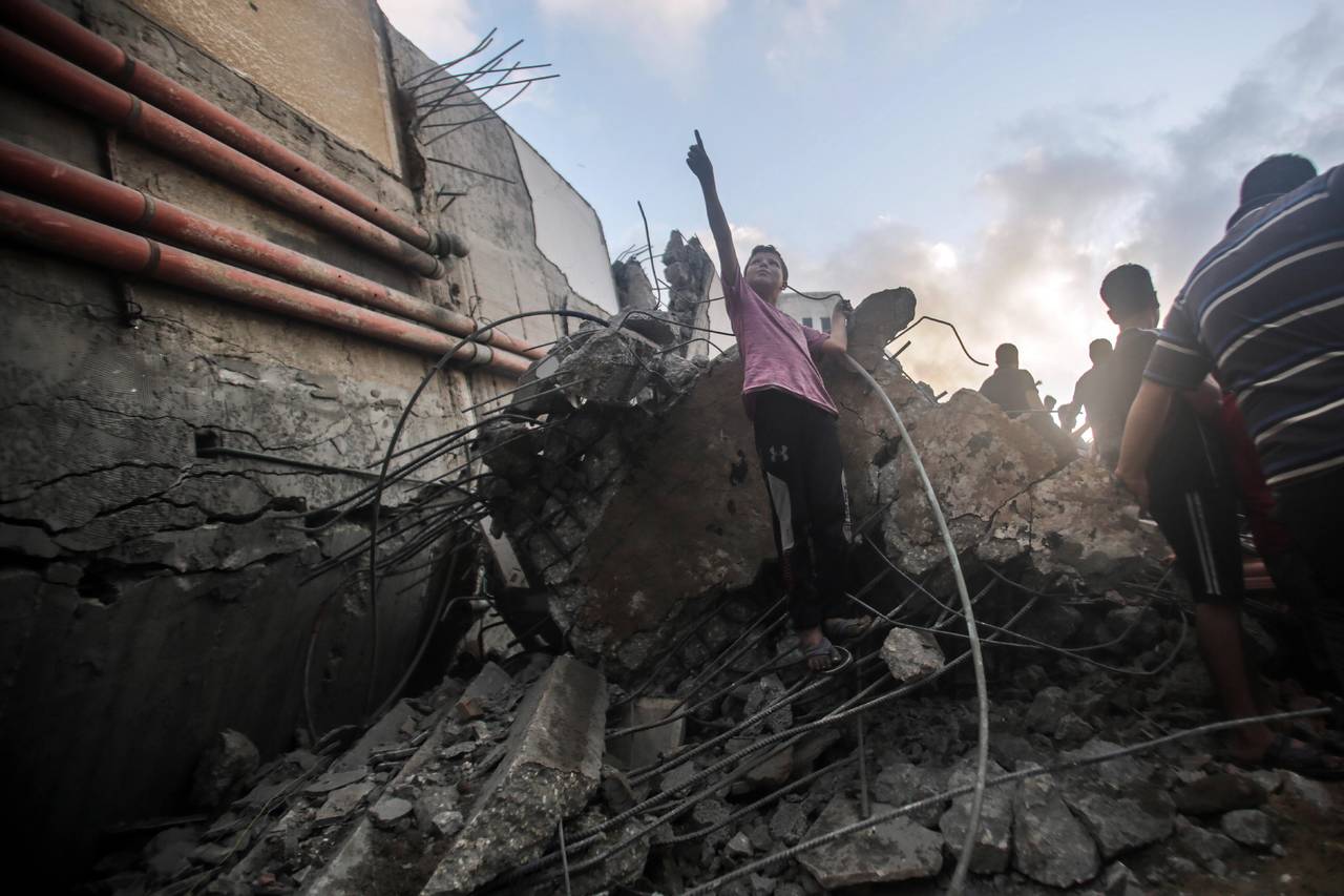 Tras ataque. Palestinos inspeccionan los restos de un centro cultural destruido por un ataque aéreo israelí en Gaza. (EFE)