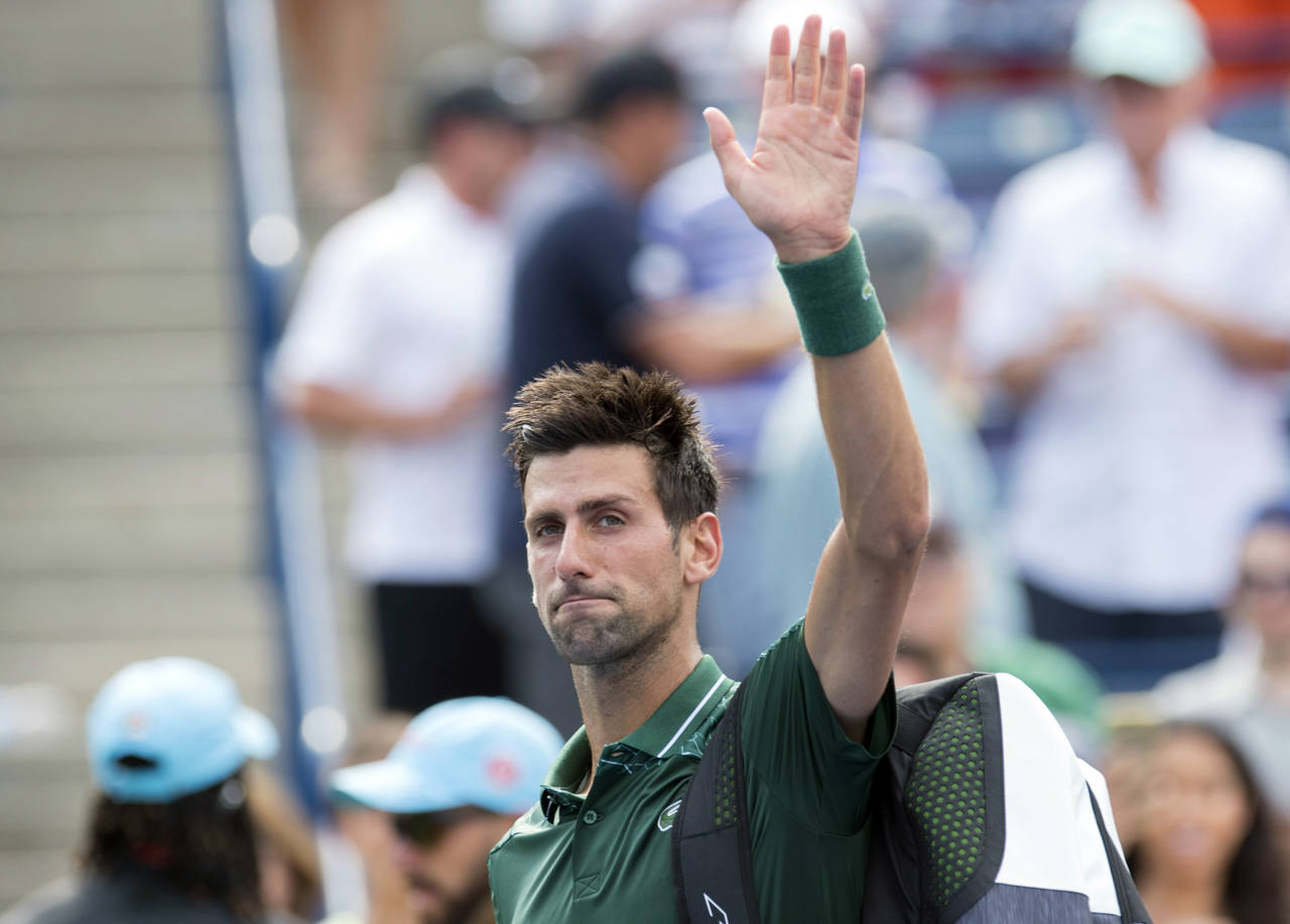 El serbio Novak Djokovic se despide del público tras ser elimonado. Tsitsipas sorprende a Novak Djokovic en Toronto