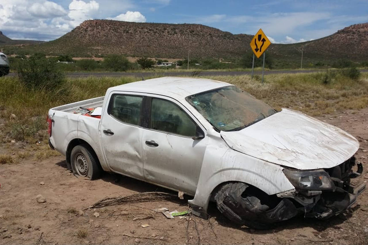 Unidad destruida. Conductor sufre aparatosa volcadura en la carretera libre Gómez Palacio-Durango. (EL SIGLO DE TORREÓN)