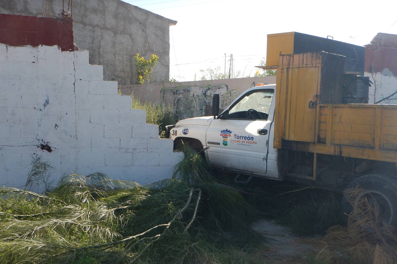 Afectaciones. El vehículo oficial derribó un árbol y se impactó contra la barda de un terreno. (EL SIGLO DE TORREÓN)