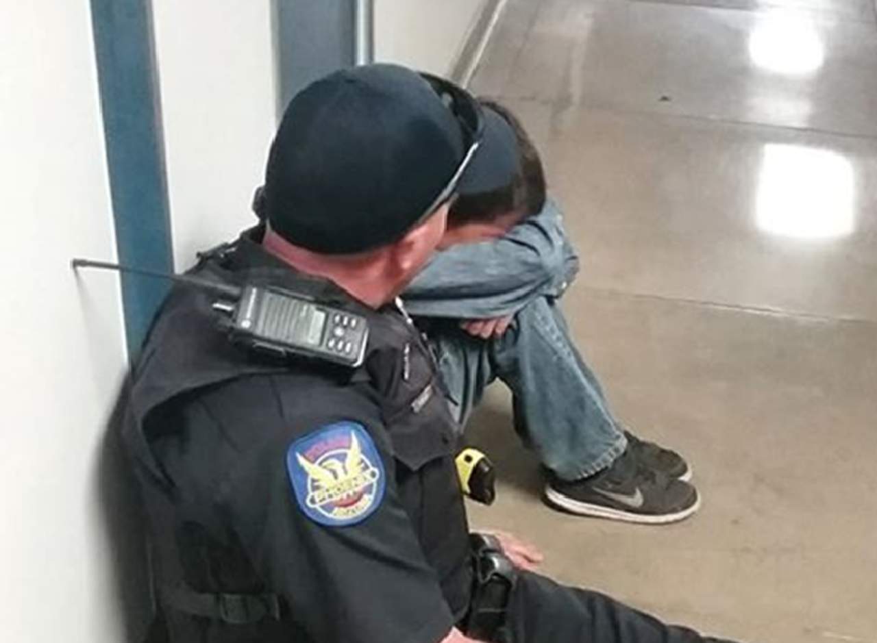 El policía hacía su rutina diaria cuando se topó con el chico y se le acercó a hablarle. (INTERNET)