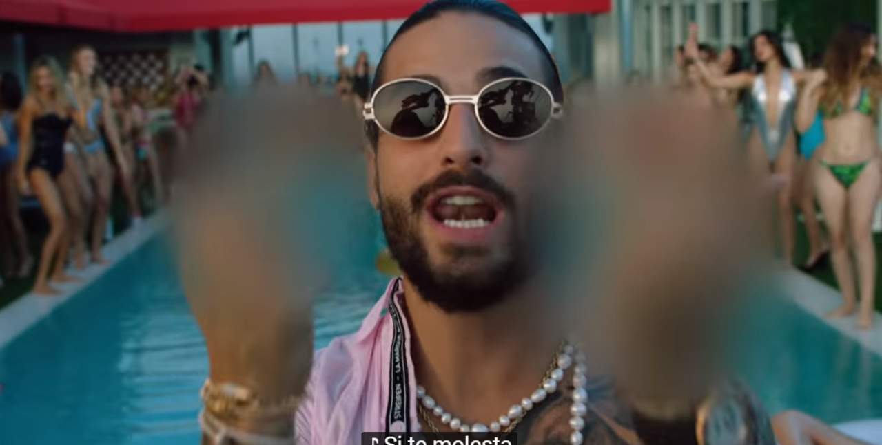Rodeado de chicas, con camisa de color rosa y un collar de perlas, Maluma aparece así en su nuevo videoclip del tema Mala Mía. (ESPECIAL)