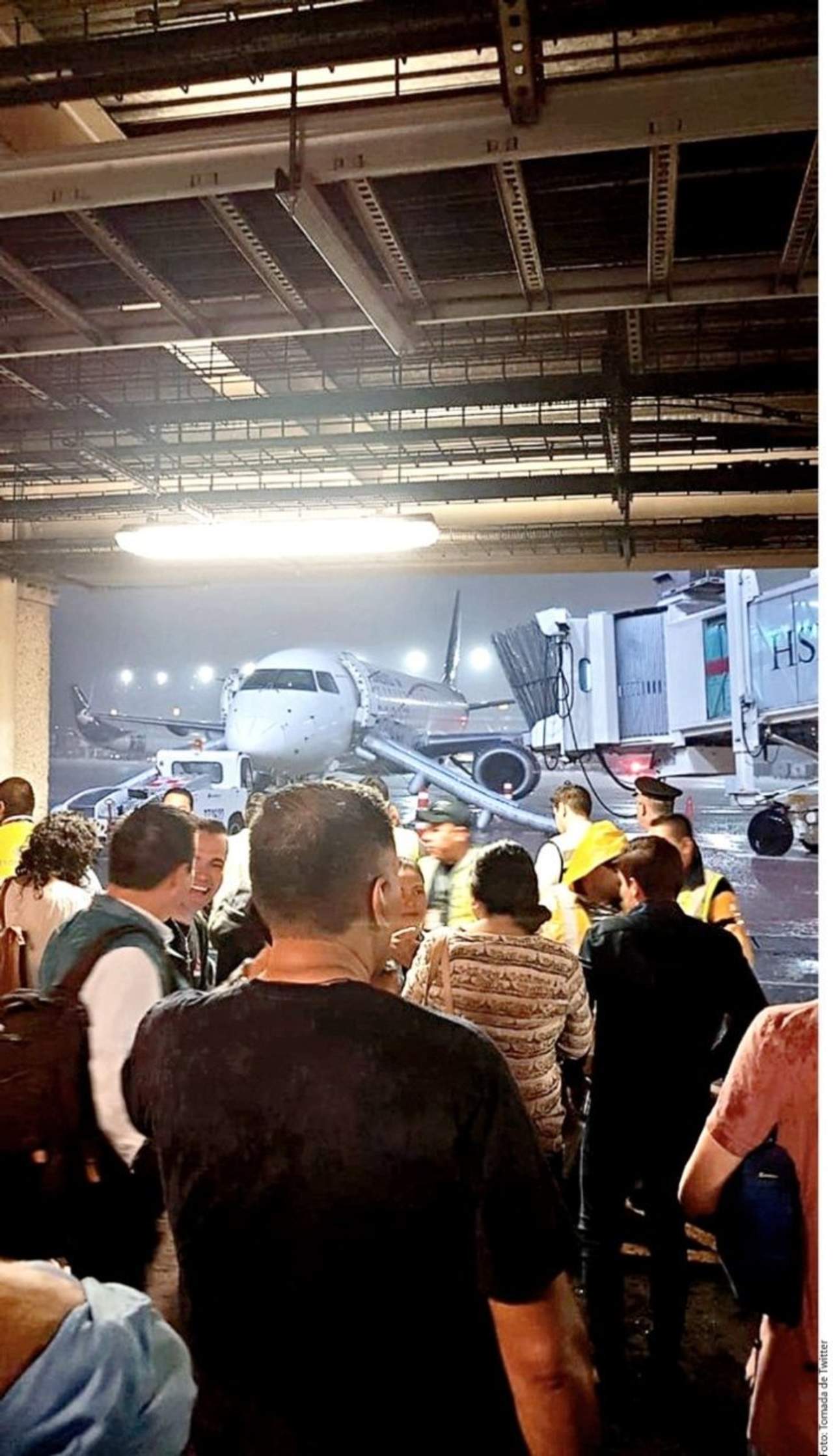 El desalojo de los pasajeros y la tripulación de la aeronave fue grabado por otros pasajeros que se encontraban en la sala de espera de la terminal aérea en la capital del país. (REFORMA)
