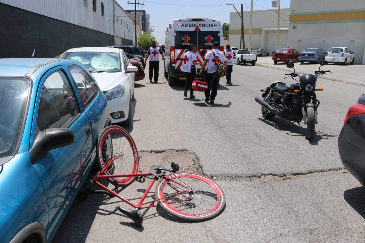 El conductor de la bicicleta de color rojo, que circulaba de oriente a poniente sobre el bulevar, intentó esquivar un bache y fue impactado por un vehículo Nissan Versa de color azul. (EL SIGLO DE TORREÓN)