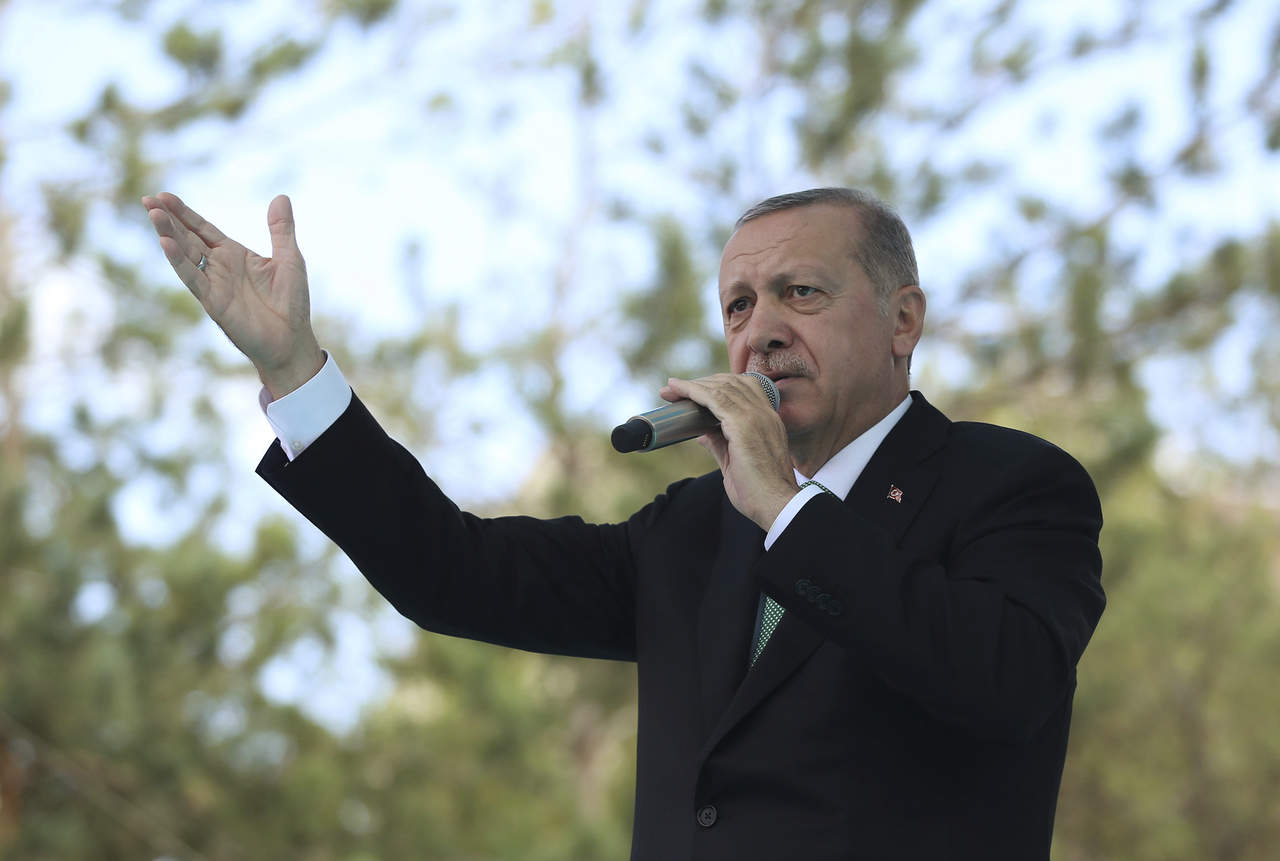 Erdogan dijo que los dólares, los euros y el oro “son las balas, los proyectiles y los misiles que se están usando en esta guerra económica contra nuestro país”. (ARCHIVO)