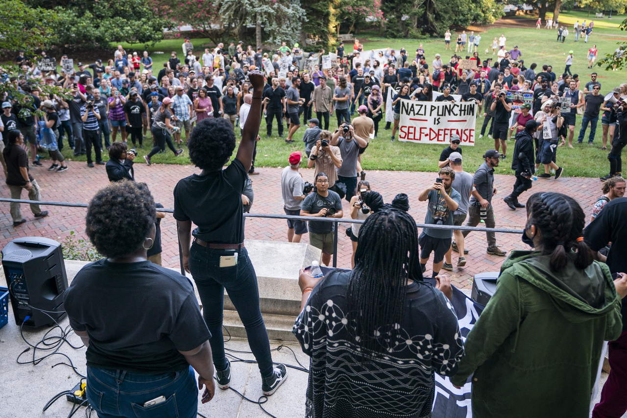 Así, más de 600 personas, según estimaciones de los organizadores, marcharon alrededor del campus universitario gritando lemas antirracistas y portando pancartas con mensajes en contra de la supremacía blanca. (EFE)