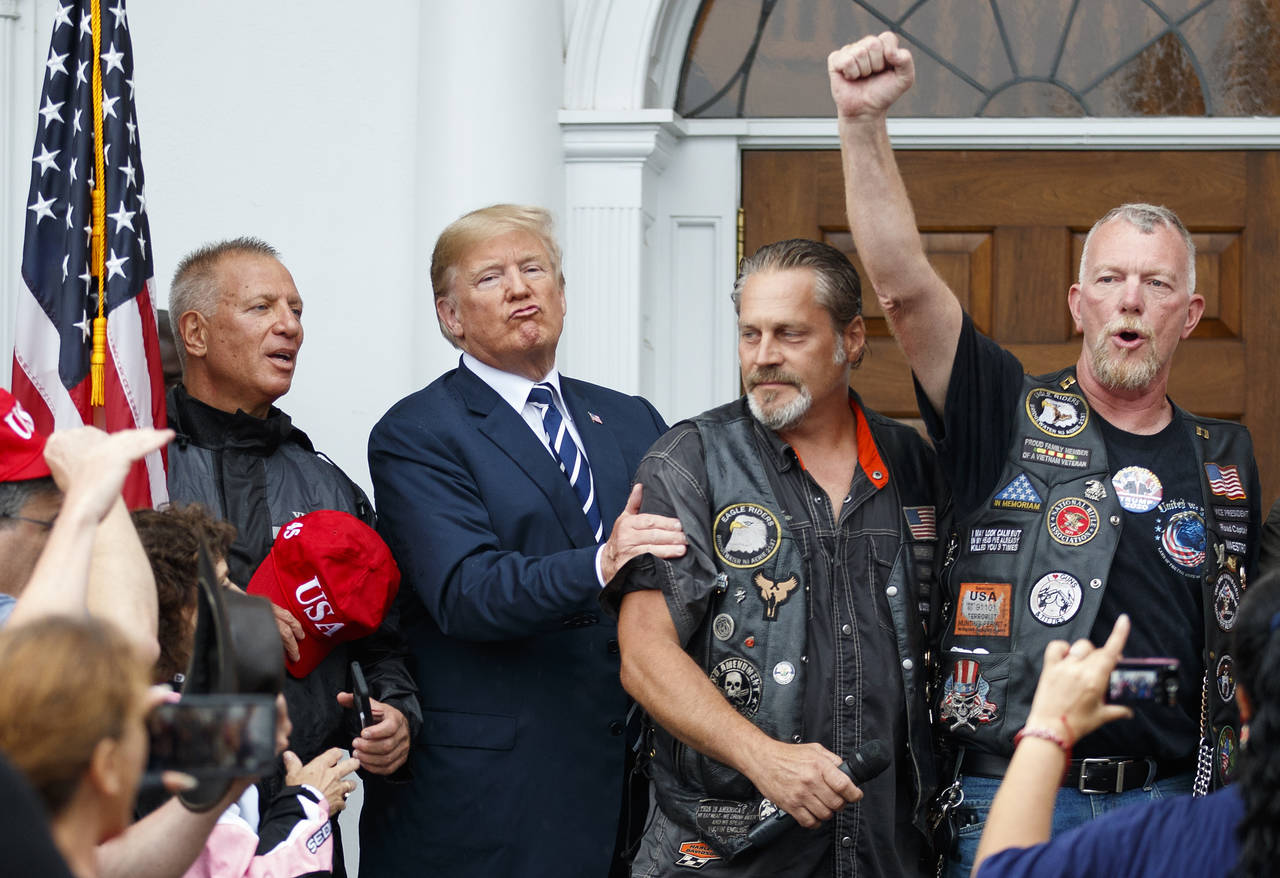 Se siente fuerte. Donald Trump convivió ayer con un grupo de motociclistas en su campo de golf de Bedminster, N. Jersey.