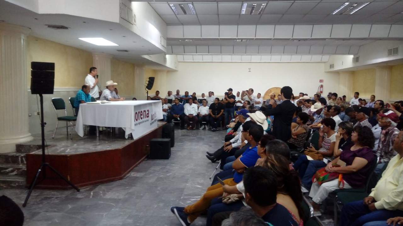 La entrega de los reconocimientos se realizó esta mañana, ante la presencia de un nutrido grupo de simpatizantes de diversos municipios de la Comarca Lagunera.
