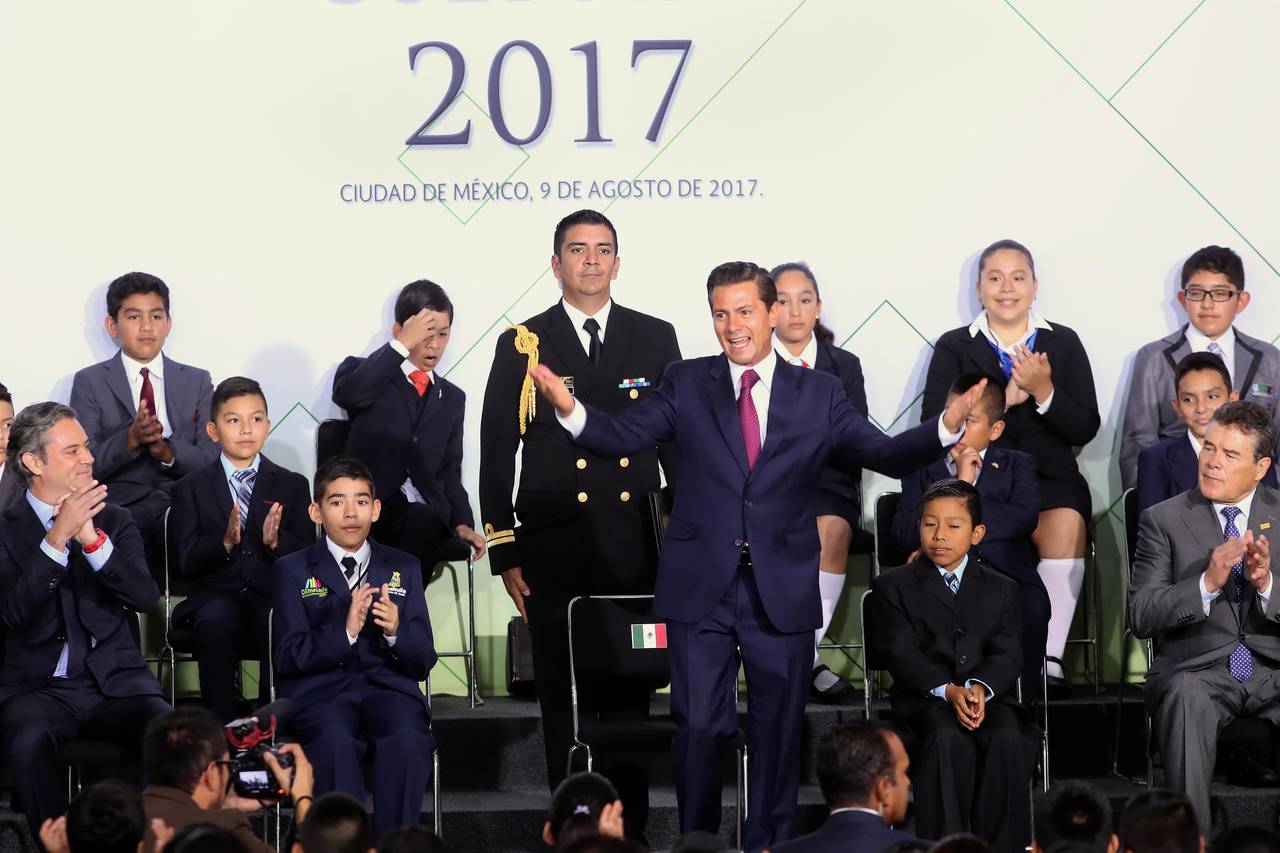 De la mano. La administración de Peña Nieto tuvo el apoyo del SNTE para la reforma educativa. (ARCHIVO)